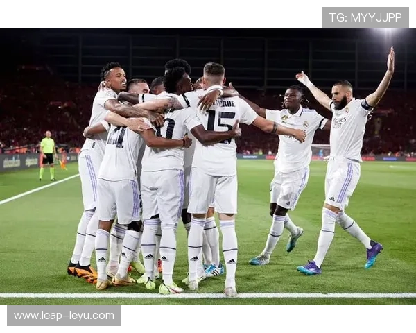 足球巨星争锋激烈上演巅峰对决谁将成为新的世界之王