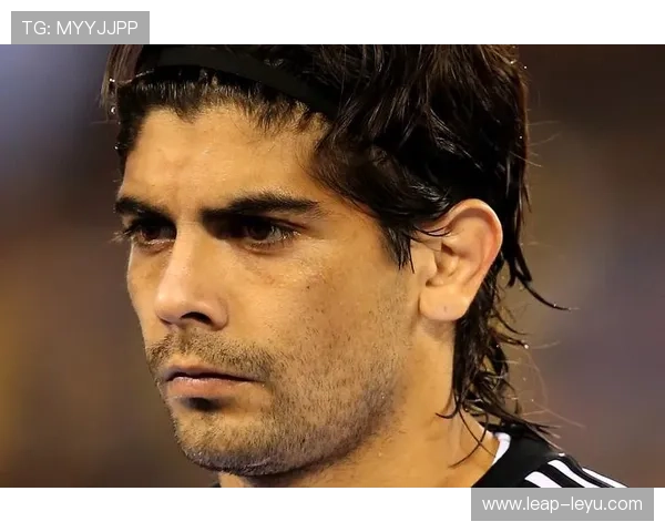 颜值与实力兼备的足球球星头像精选集 球场上的帅气风采与个人魅力展现 颜值与实力兼备的足球球星头像精选集 球场上的帅气风采与个人魅力展现